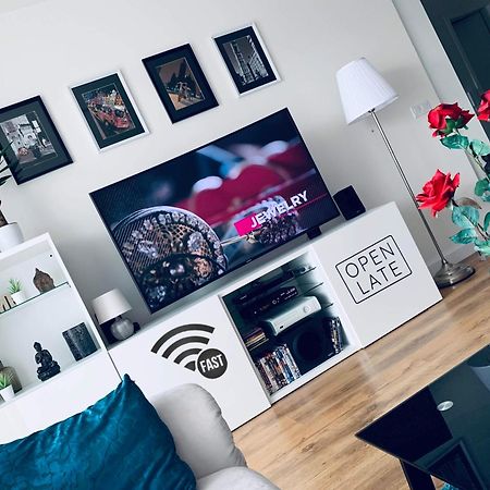 E1 Luxury Oldtown Apt - 2X Parking, Foodstore, Pcscreen, Netflix, Unlimited Music, Crib, Babychair, Fastwifi, Aircon Кошице Екстер'єр фото