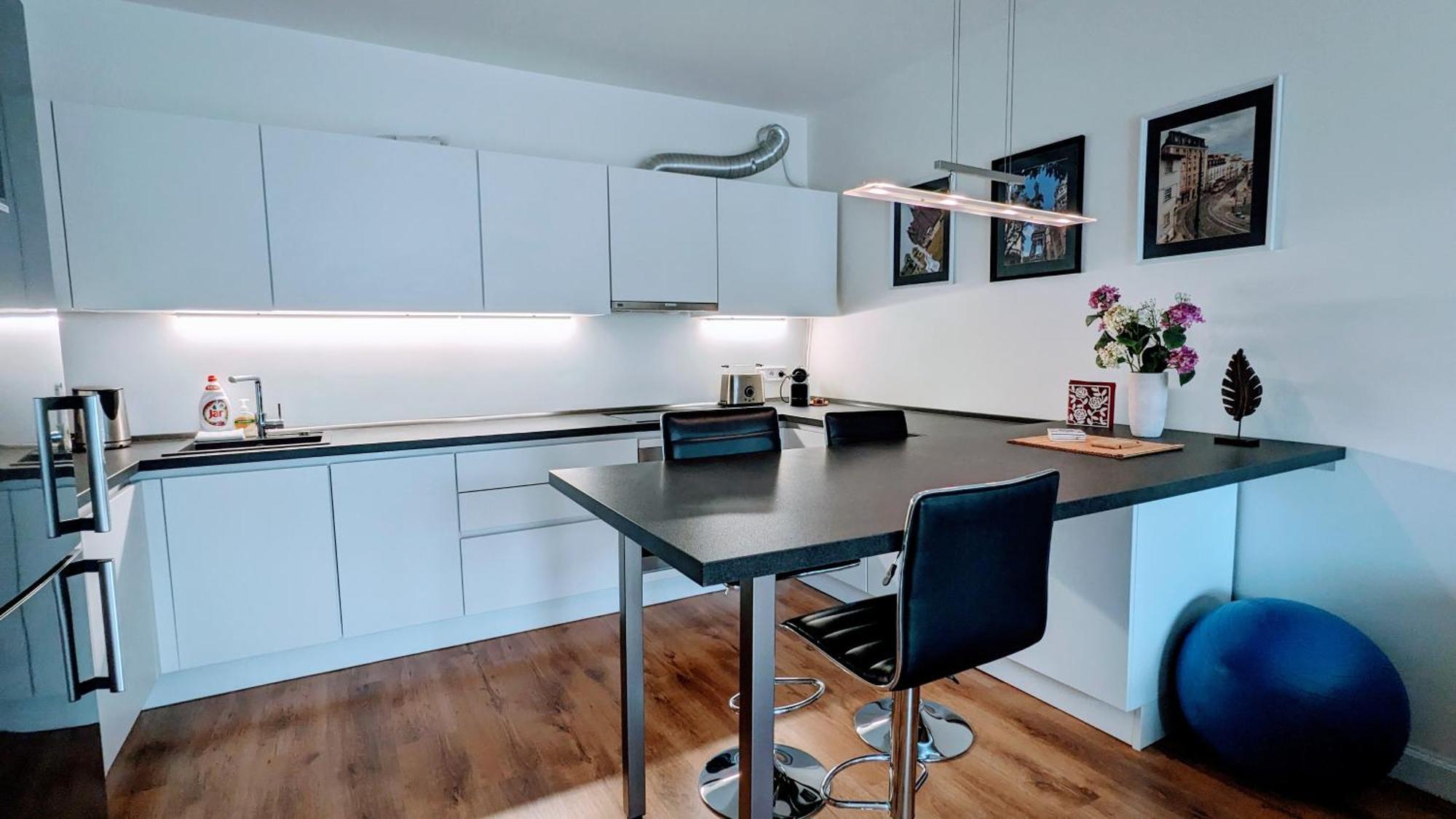 E1 Luxury Oldtown Apt - 2X Parking, Foodstore, Pcscreen, Netflix, Unlimited Music, Crib, Babychair, Fastwifi, Aircon Кошице Екстер'єр фото