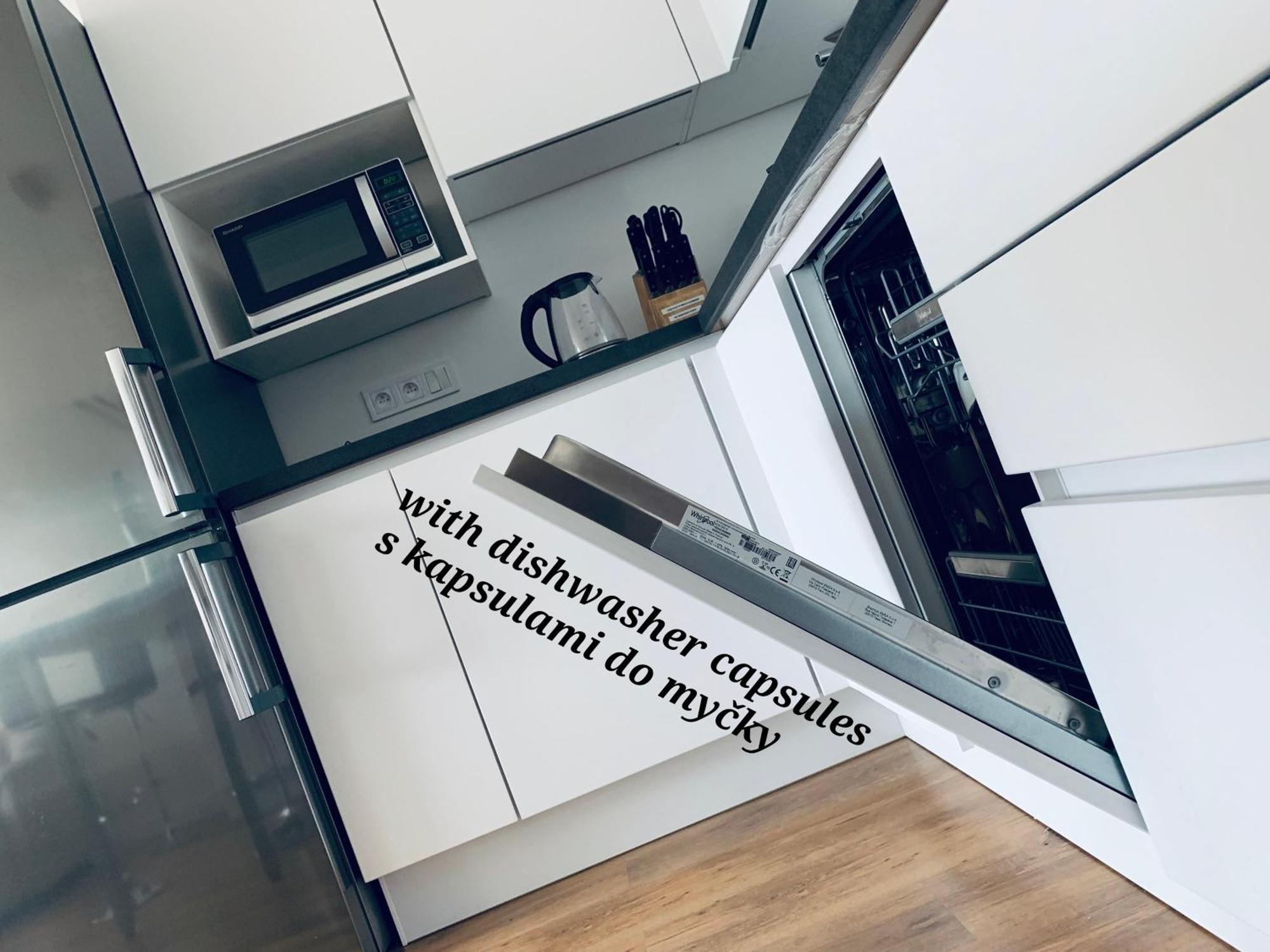 E1 Luxury Oldtown Apt - 2X Parking, Foodstore, Pcscreen, Netflix, Unlimited Music, Crib, Babychair, Fastwifi, Aircon Кошице Екстер'єр фото