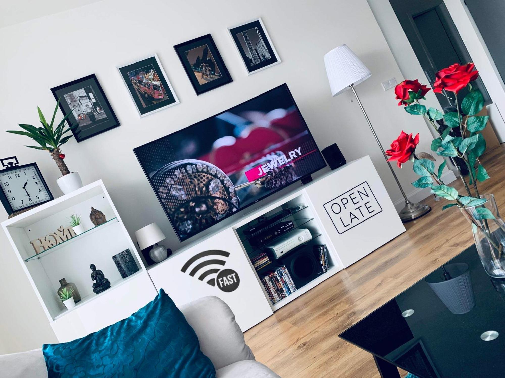 E1 Luxury Oldtown Apt - 2X Parking, Foodstore, Pcscreen, Netflix, Unlimited Music, Crib, Babychair, Fastwifi, Aircon Кошице Екстер'єр фото