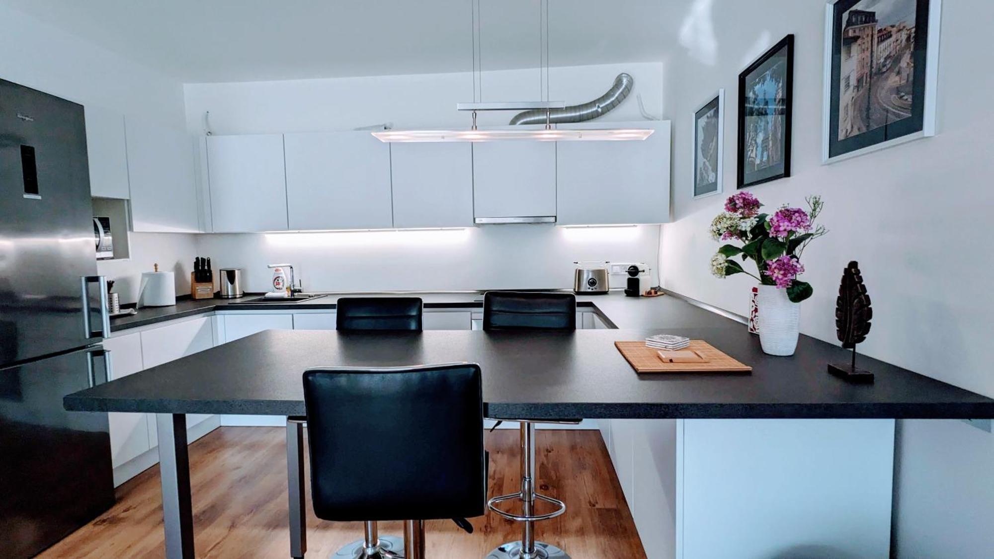 E1 Luxury Oldtown Apt - 2X Parking, Foodstore, Pcscreen, Netflix, Unlimited Music, Crib, Babychair, Fastwifi, Aircon Кошице Екстер'єр фото